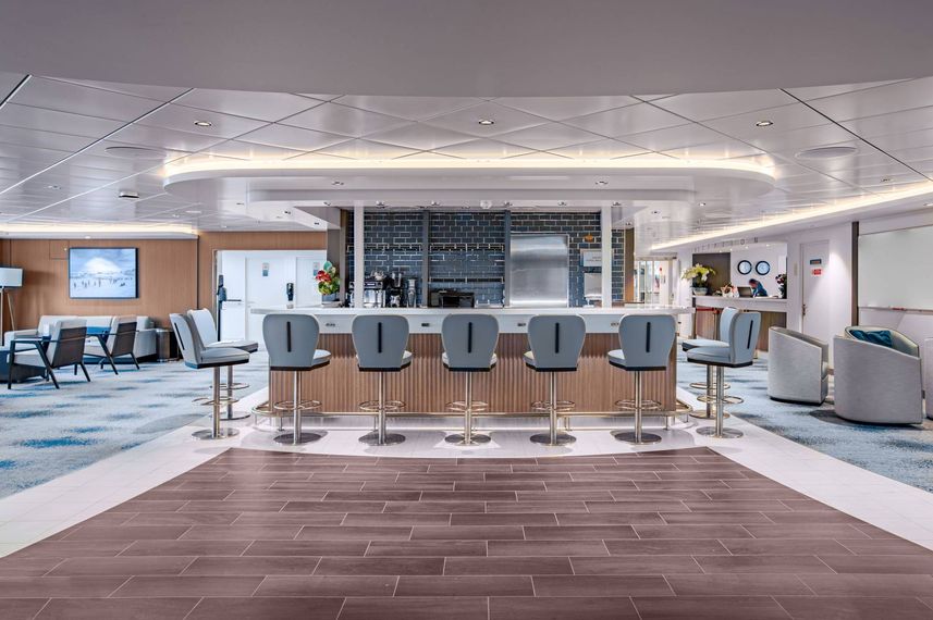 Bar and Lounge Area - Ocean Albatros Arctic