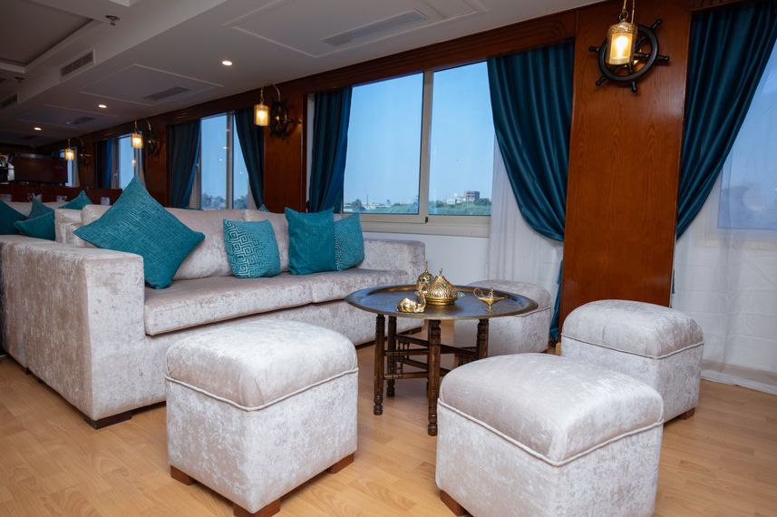 Salon interior - Queen Isis